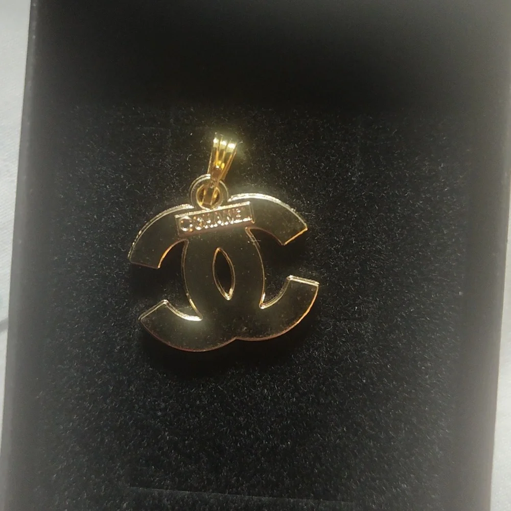 CHANEL Gold stamped 18k chain Necklace with Black CC Pendant - Picture 2 of 5